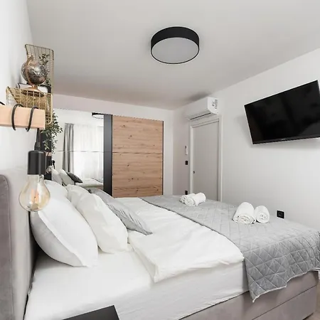 Apartament Aura Exclusive & *