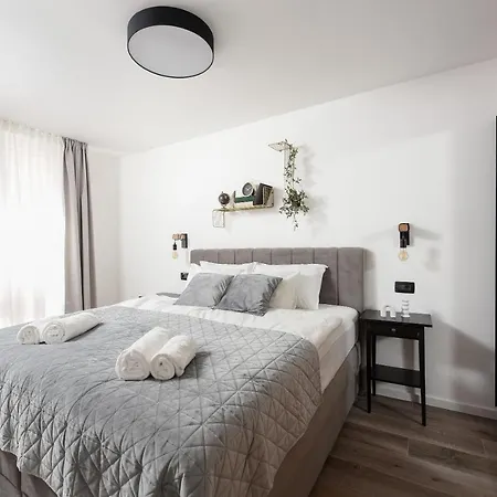 Apartament Aura Exclusive & *